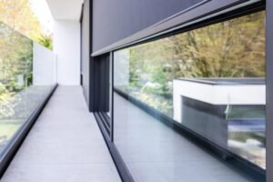 ZIP Screen met kleine kast en grote afmetingen. Soprofen - Screenamax Screen, buitenzonwering
