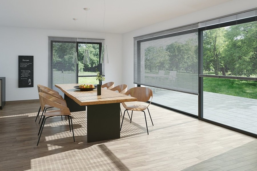 Horizontale jaloezie, hout, aluminium, in elke maat en vorm, ook elektrisch bedienbaar.